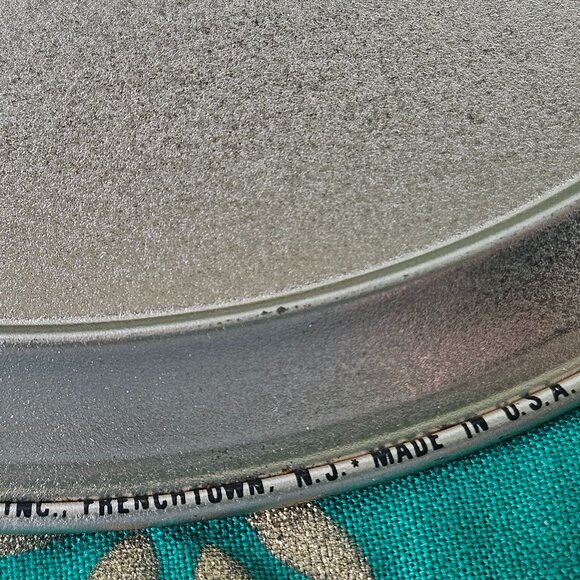 Vintage 1970s Fabcraft Victorian Santa Tin Oval Trays, Made in USA, Set of 4 - Picture 4 of 6